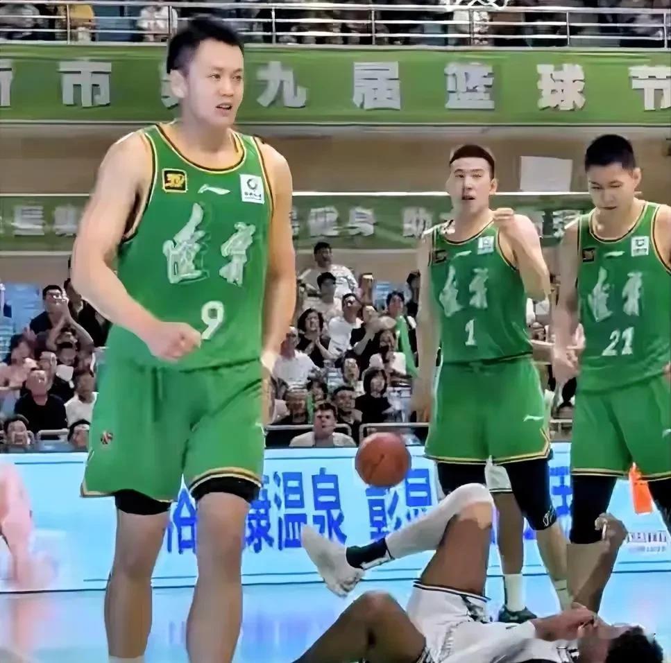 看过辽篮在阜新四国男篮邀请赛的表现，才弄明白辽宁队为什么非要引进姜宇星。辽篮在