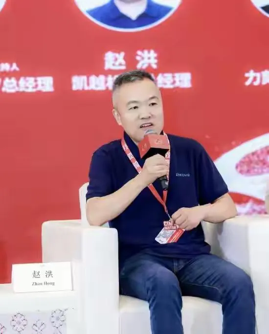 国产摩托车圈最近热闹非凡，一出“前任与现任”的戏码正在上演。剧情主角一个是凯越机车，另一个是其创始人