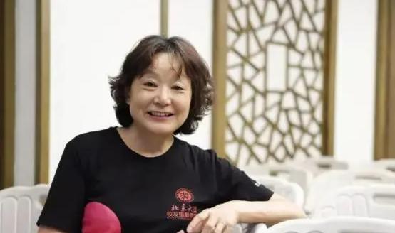 77年恢复高考北京市第一位文科女状元，语文差1分到满分，49年过去了她过得怎样？