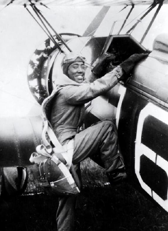 1949年，一个19岁的少年被骗到台湾，7年后他开走了蒋纬国专机，还冲着塔台狂吼