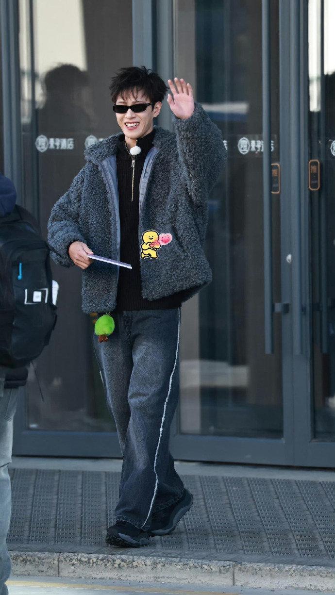 李昀锐羊羔毛外套小卷毛look，谁来懂一下这个李昀锐卷毛的含金量啊，这个小林的笑