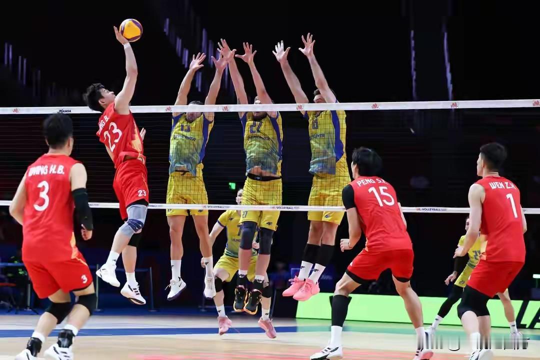 世界男排联赛临沂站第二轮，中国男排以17-25、25-21、20-25、22-2