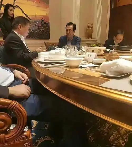 万万没想到，许老板当初参加应酬在饭局上面对山珍海味也是一脸的不开心，而当他回到老