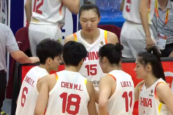 韩旭现在是女篮的万能牌，缺她不可！和李月汝打双塔战术，两个人都能跑起来，攻防节