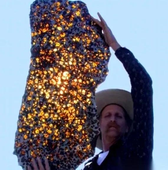 有时候想想，真TM魔幻。一颗在宇宙里飘了45亿年的星星，好不容易砸到咱们新疆的