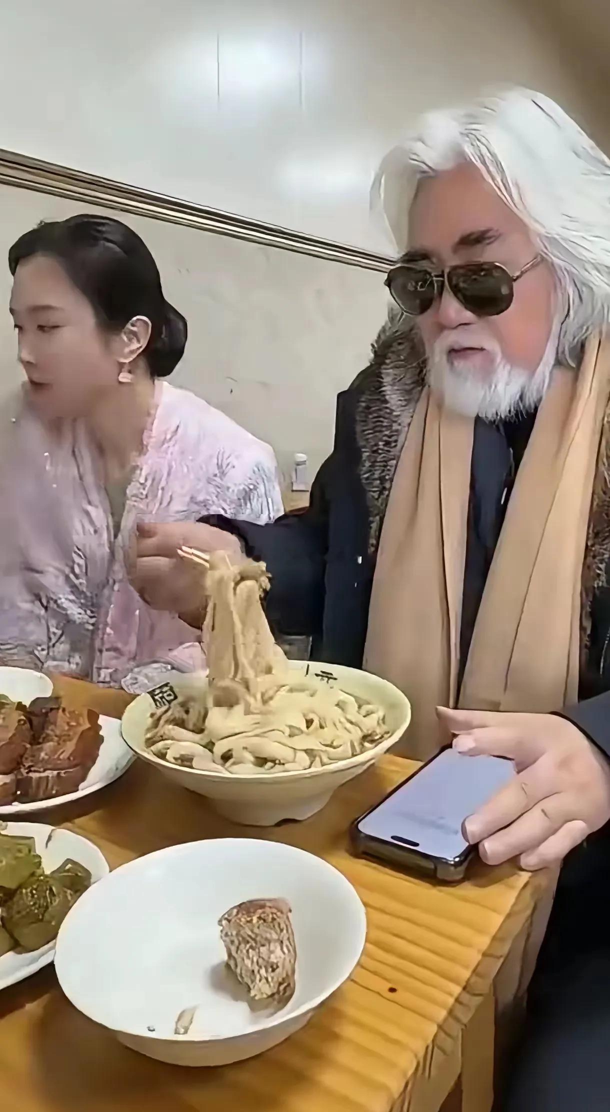 张纪中导演喜欢吃面条，碗量挺大，好像是一盘白切鸡，夫人杜星霖还帮掏了一勺酱。粗茶