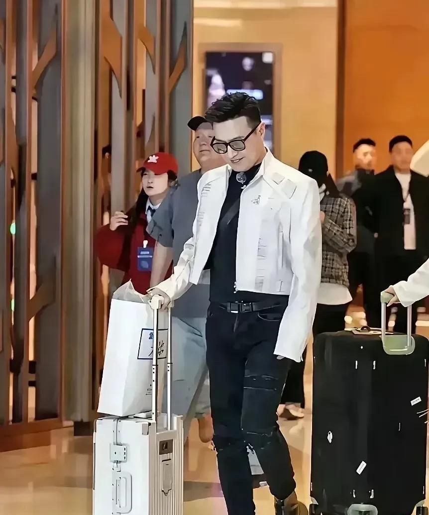 这个男歌手，活该他风流倜傥，50多岁了还这么帅，难怪那么有女人缘。从照片上看，