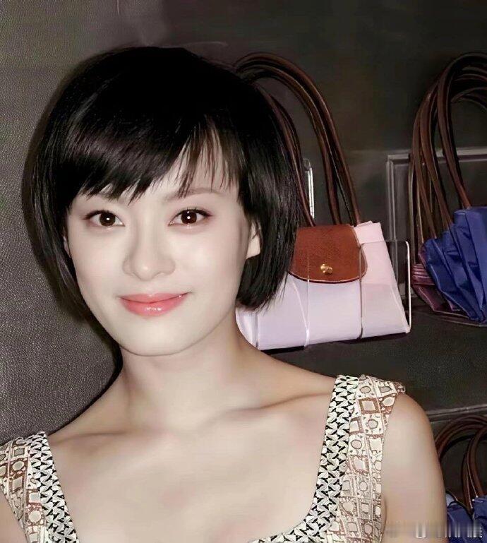 孙俪年轻时的颜值太能打了！满满的青春气息，皮肤好到爆，这才是真正的“清水出芙蓉”