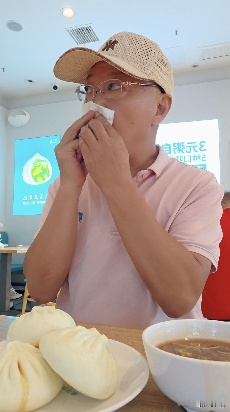吃了一个感觉不太好的包子，这下子坏了……中午下楼吃饭，去了包子铺，要了两个牛