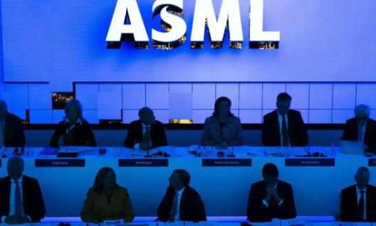 美国死咬不放、荷兰被迫捅刀！ASML光刻机管制步步收紧，中国为何必须硬刚到底？