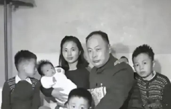 1974年，病床上的张茜已经到了油尽灯枯的时候，她死死盯着三个儿子，咬着牙留下一