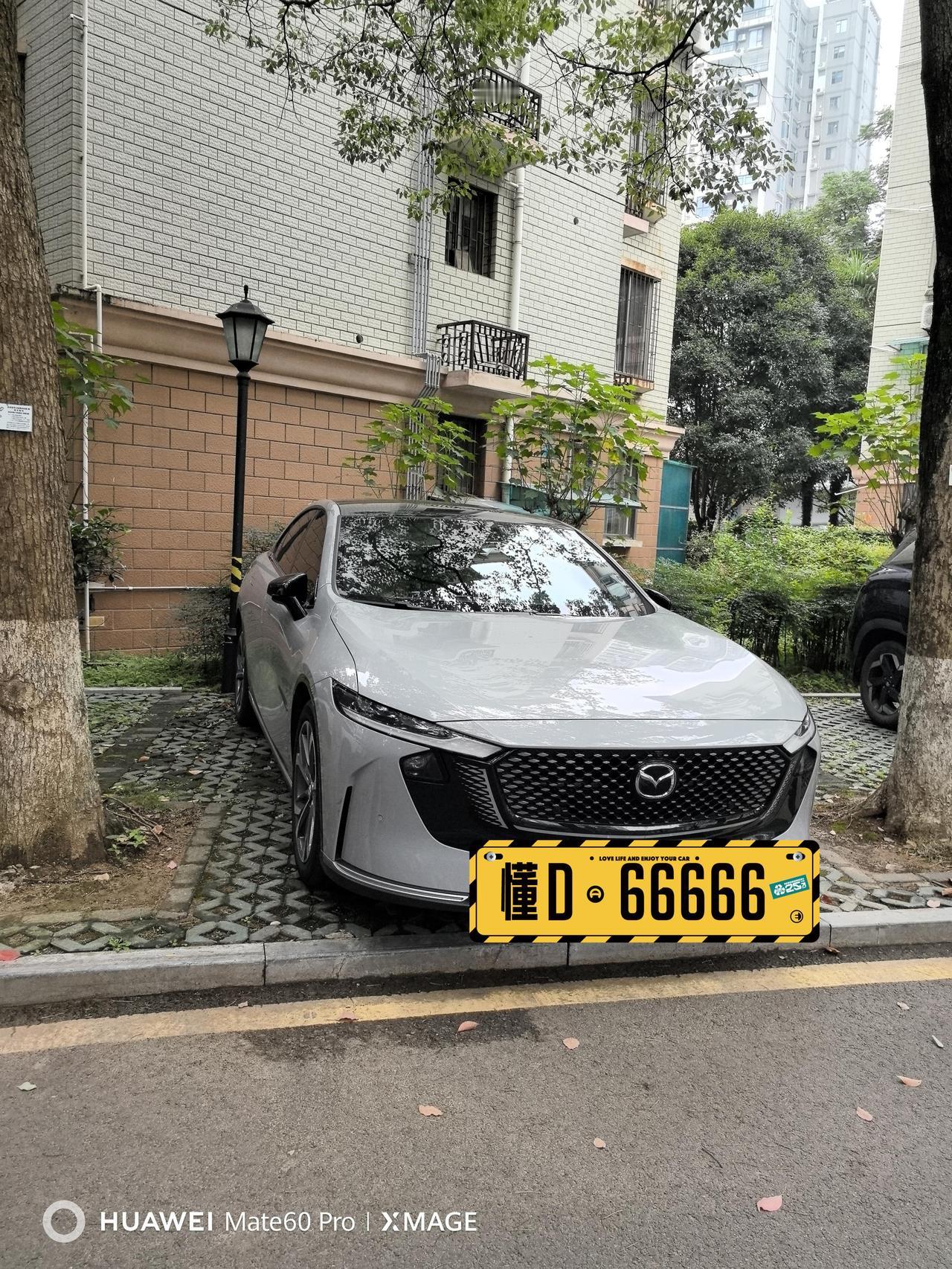 我是今年四月份购买的马自达第一款新能源轿车EZ-6，买的配置是增程200智尊版，