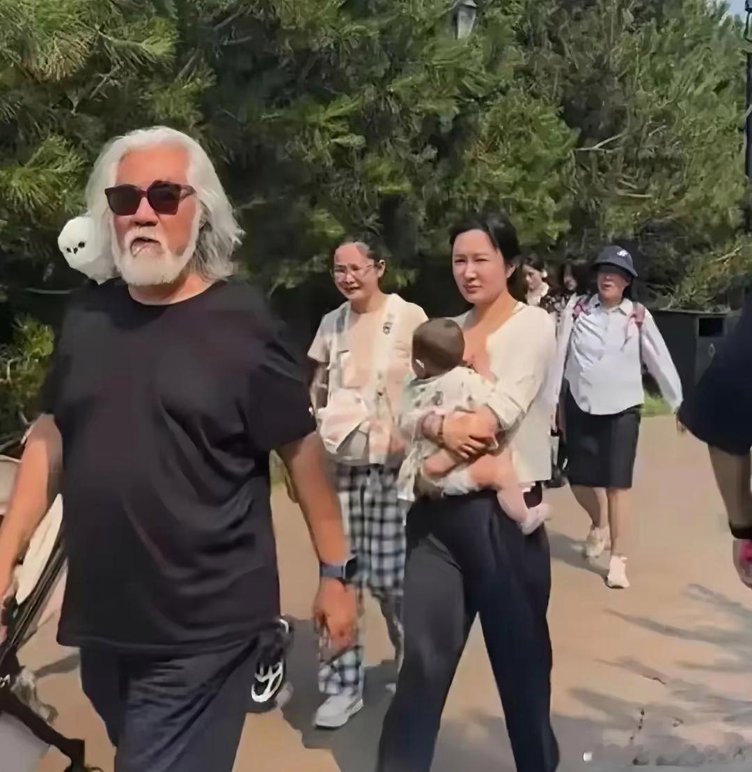 碰到大导演张纪中，‎带着一⁠家子⁠‏出门玩，他‏⁠‎老婆‎没化妆，原‎‎来是﻿‎