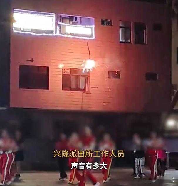 海南万宁。入夜，不少居民都纷纷入睡。这时，一群大妈，又拎着大广播，来到居民楼下，