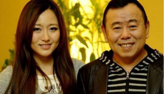 2012年，身价10亿的总裁石磊，送了一辆3000万的法拉利来追求潘长江之女潘阳