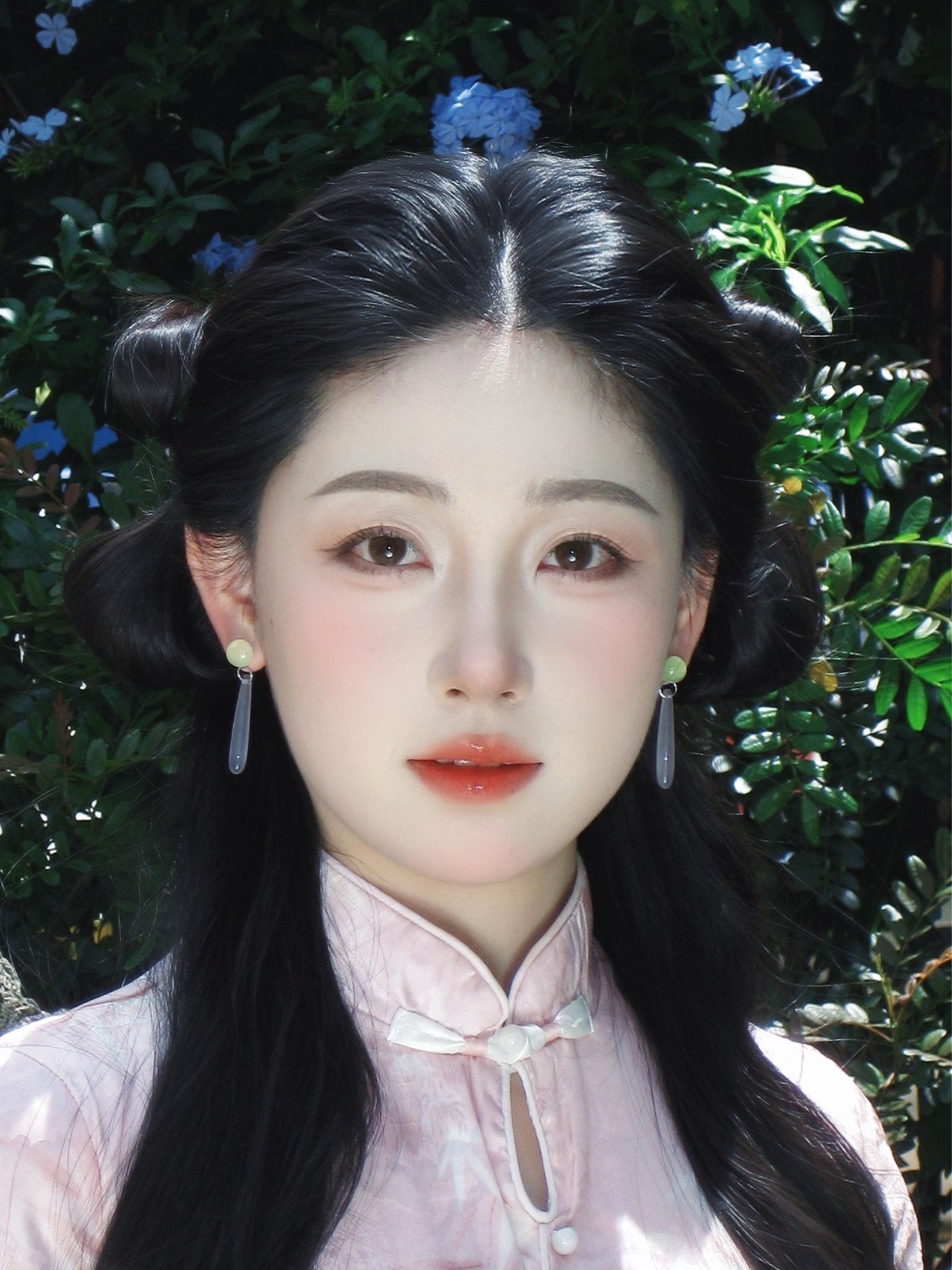 白鹿同款造型｜人随春好，春与人宜。超级喜欢白鹿春晚的造型！ 搭配旗袍超...