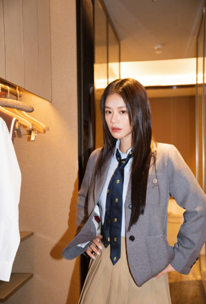 之前那个法式羊毛卷发型很好看啊，是同一个Tony吗？差别好大啊～