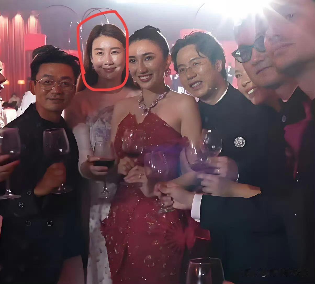 王宝强携女友冯清现身这场盛大婚宴合影，二人并肩举杯，相处状态松弛亲密，能看出感情