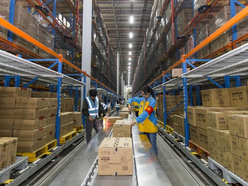 政策支持电商发展，云仓作为配套肯定能从中受益。就拿服装电商云仓来说，对电商好处多