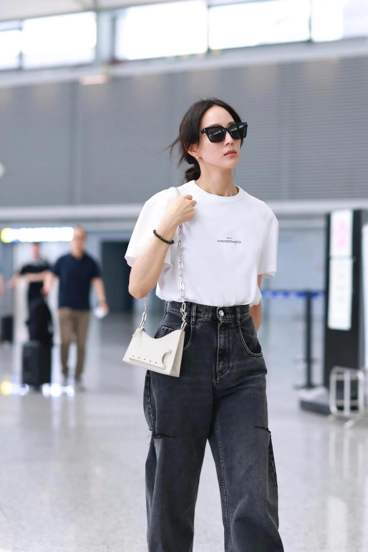 张钧甯机场私服封神！白T恤+牛仔裤，简约随性又高级，松弛感拉满，直接抄作业！