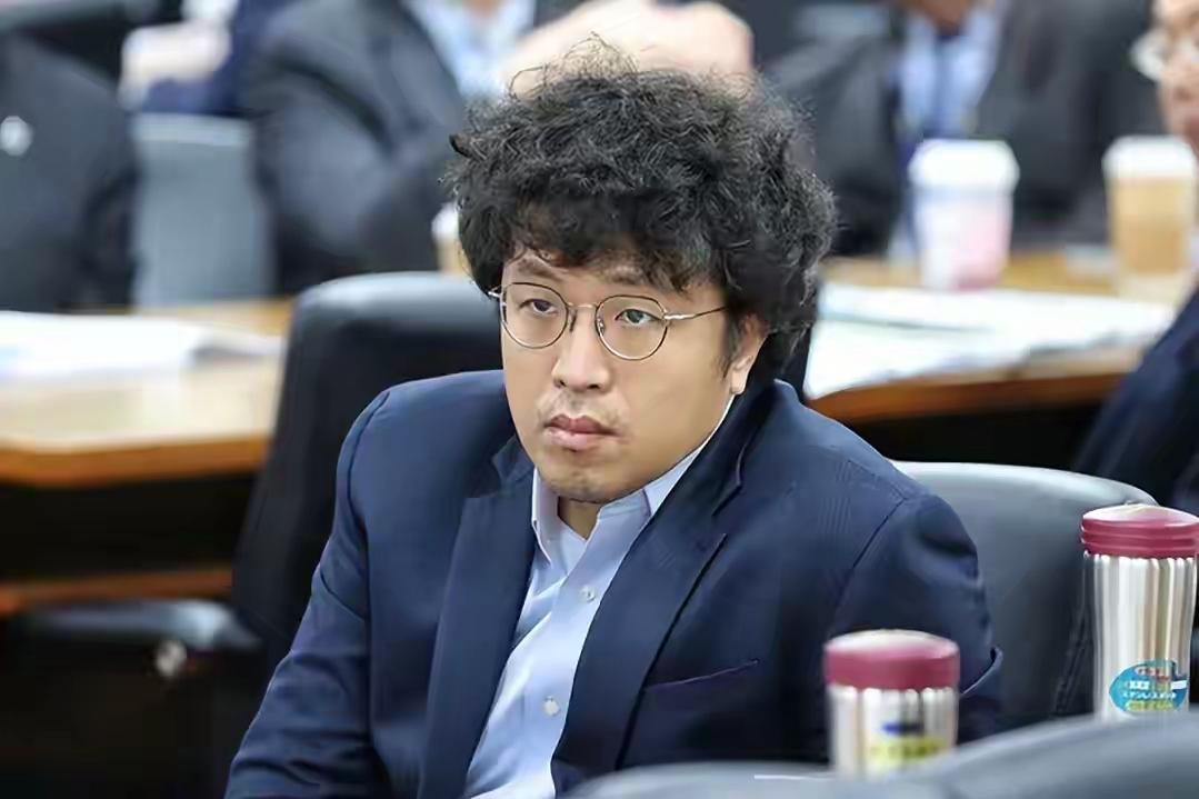 鱼跳出来必须弯腰捡回去，这叫常识！捡鱼算美德？民进党已逼到没料可吹！台北