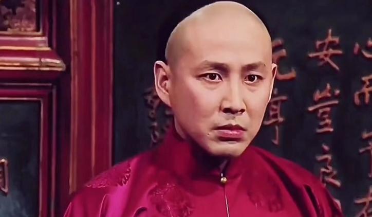 1881年，光绪在后宫闲逛忽见一宫女姿容秀丽，拉到没人处就临幸。不料，忙活半天竟