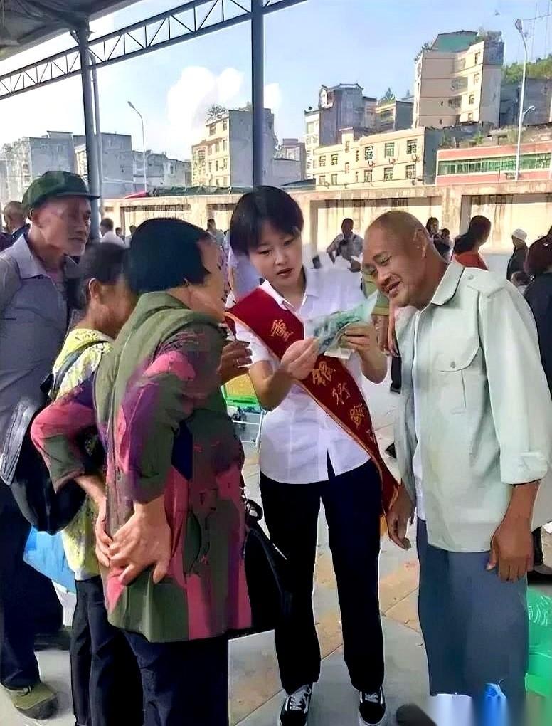 深夜连扣两万块，换你你慌不慌？这妹子没哭没闹，裹着睡衣冲下楼，花3块钱买了一袋