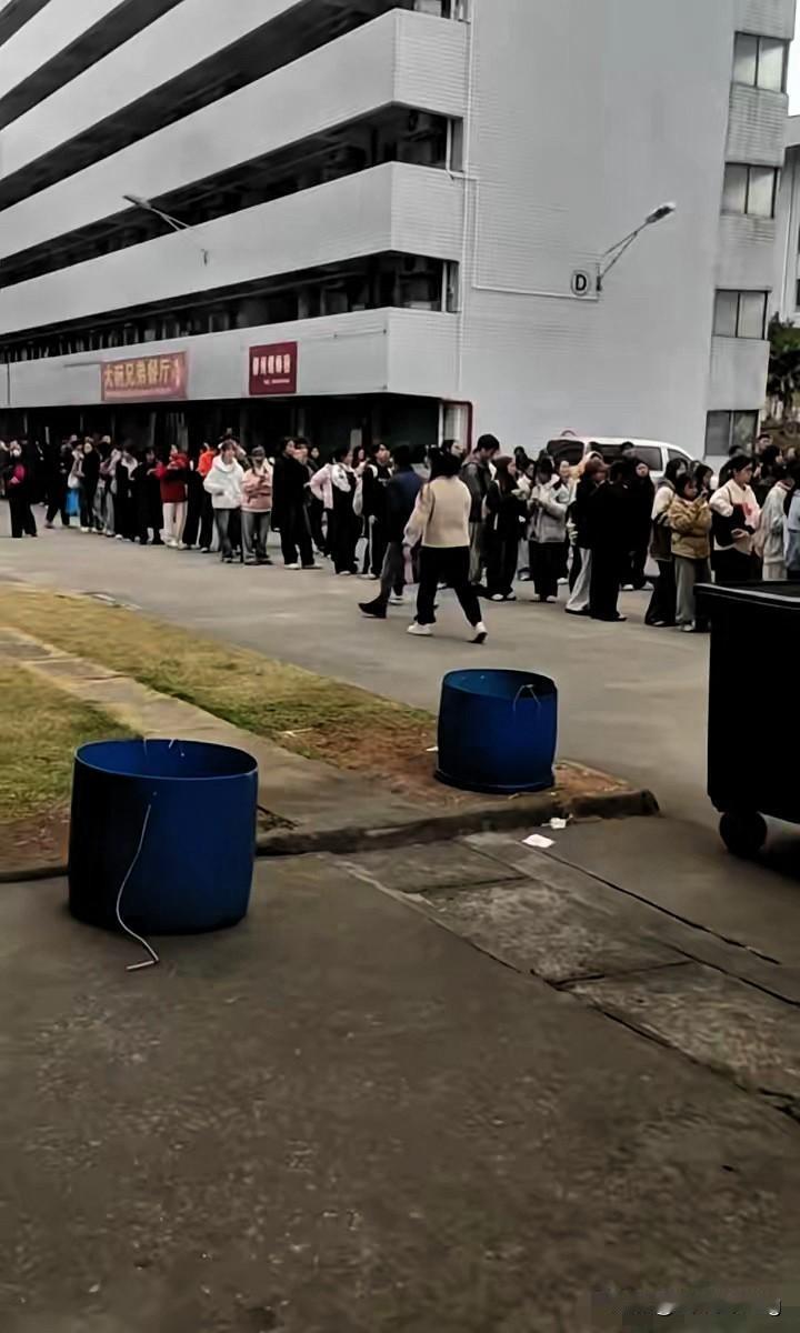 清远一家公司春节放假，几百名员工排队办离职，百米长队看着太扎心。这不是倒闭，