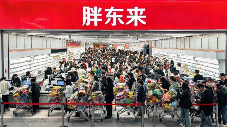 大家发现没？现在的人花钱越来越"抠门"了。虽然住户存款突破160万亿，高端餐饮关