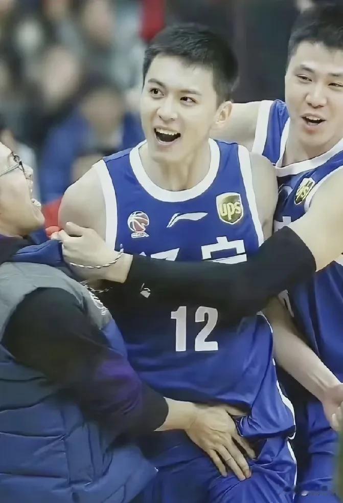 前辽宁队主教练杨鸣除了长得帅，球员时期是什么水平？杨鸣职业生涯15个赛季全部效力