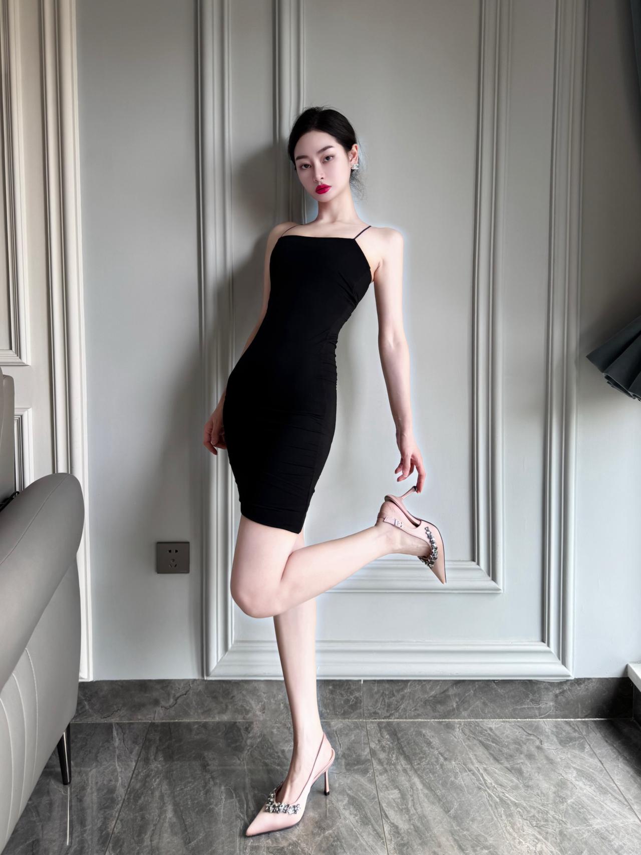 |||-姐系氛围感ootd简单的黑色吊带裙👗搭配一双尖头细跟高跟鞋👠