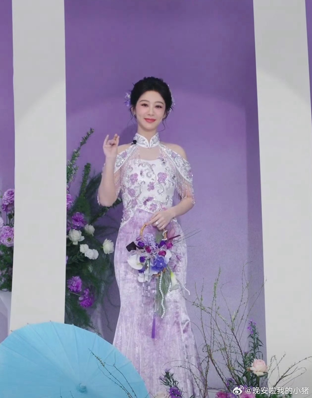 杨紫直播状态，紫色旗袍造型