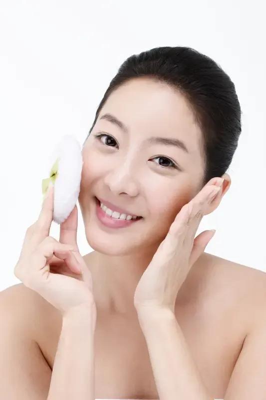 他提及朋友向他传授了一个祛痘良方——每周用洗衣粉洁面一次。我听后内心震惊不已。祛