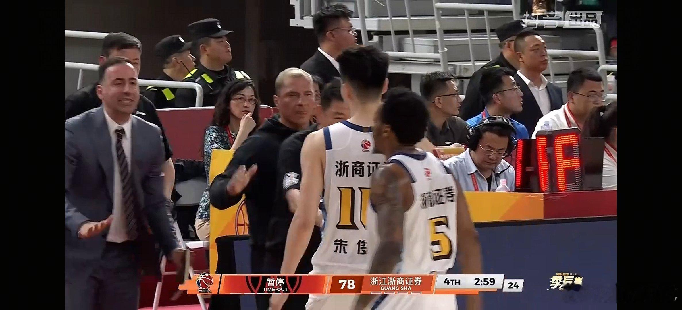 朱俊龙啊这个三分球真硬。cba季后赛