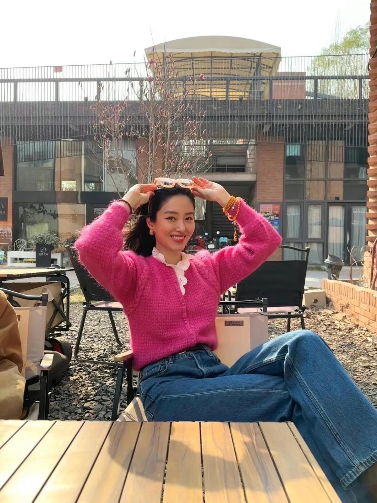 杨采钰”带火了有钱女人新穿法，穿开衫+白衬衫+牛仔裤，显贵洋气