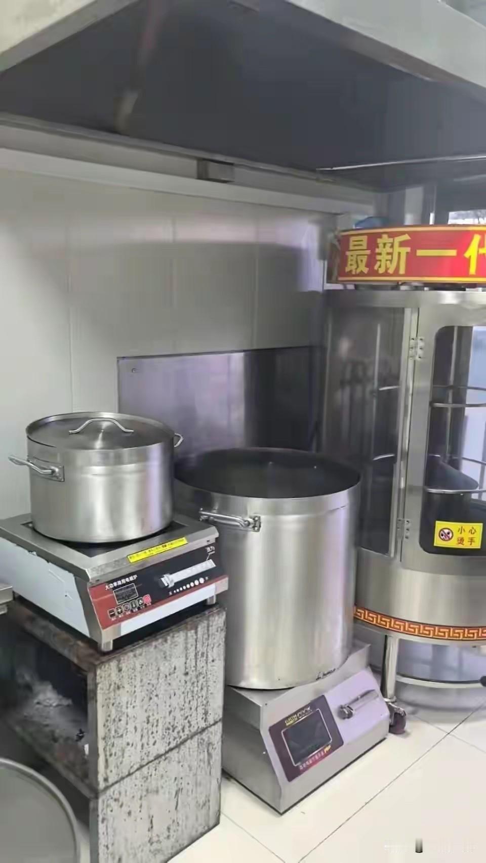 河南周口，男子开鸭货店，遇有关人员上门做环保检查，对方要求把2个电灶撤了，男子说