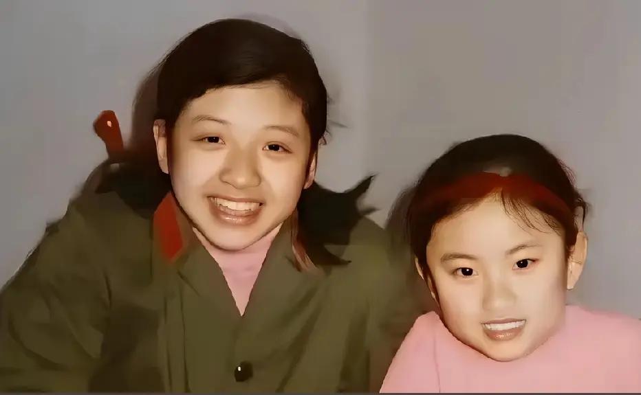 年轻时候的韩红与妹妹在家中的一张留影，模样还是长大时的样子，一点没变。
