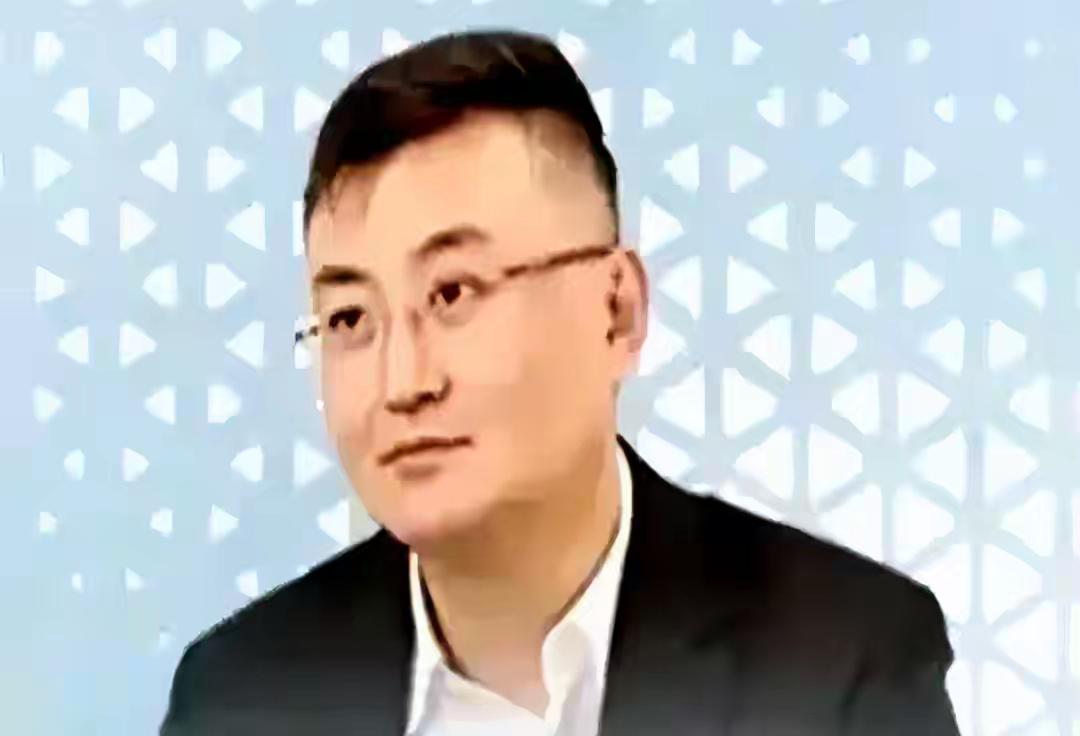 一个都跑不掉！华为600万年薪高管张琨，竟带13名核心骨干组团偷芯片，下场大快人