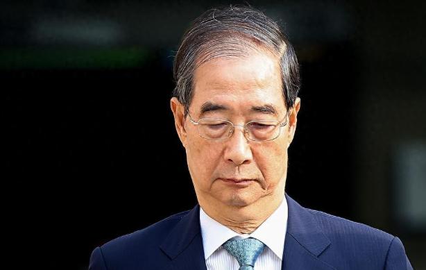 韩国当过两任总理的政坛大佬韩德洙栽了大跟头，最近二审被判15年牢狱，可他硬是不服