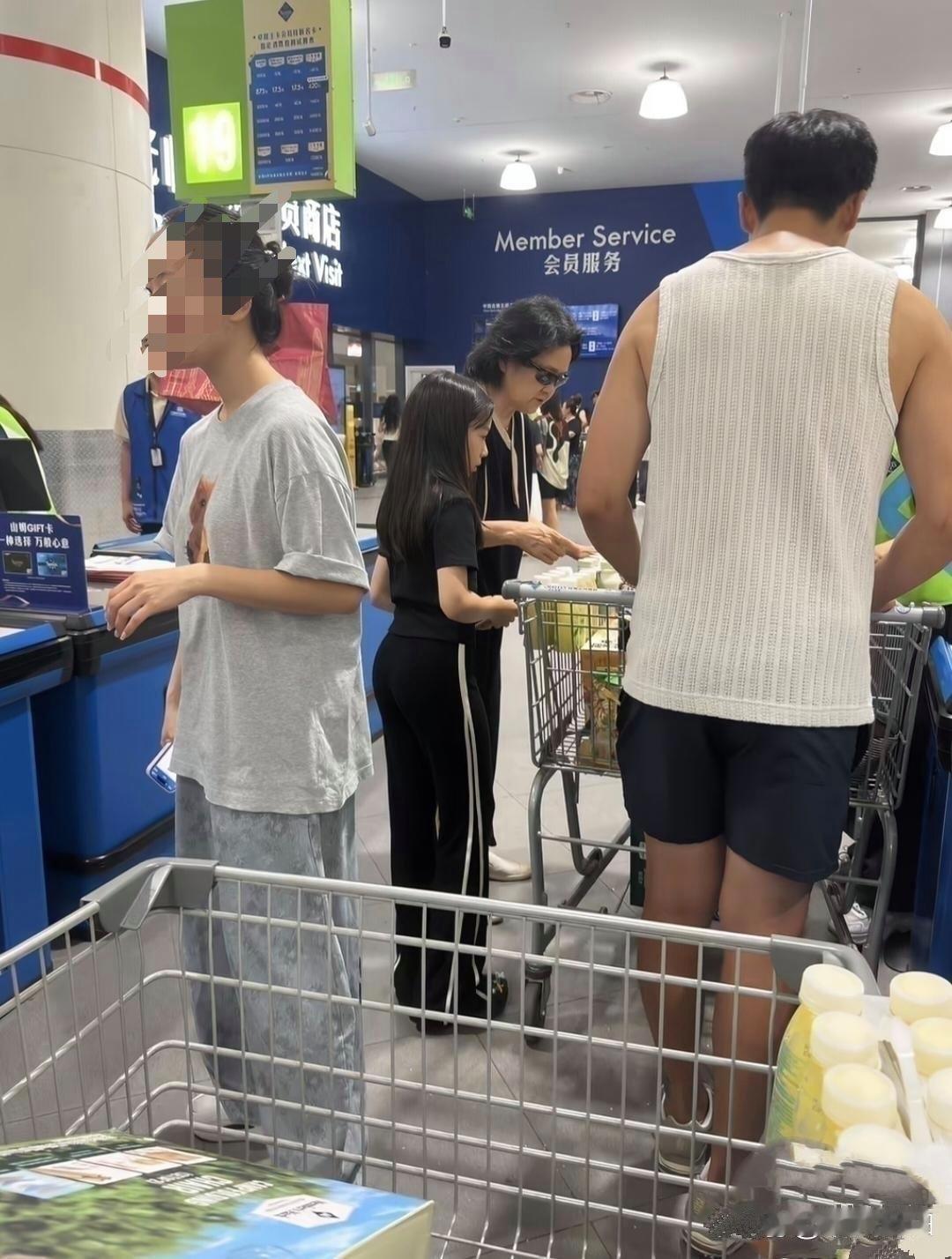 高云翔带小酒窝逛山姆超市，身穿无袖上衣，虽长胖些许，荷尔蒙感依旧很足。