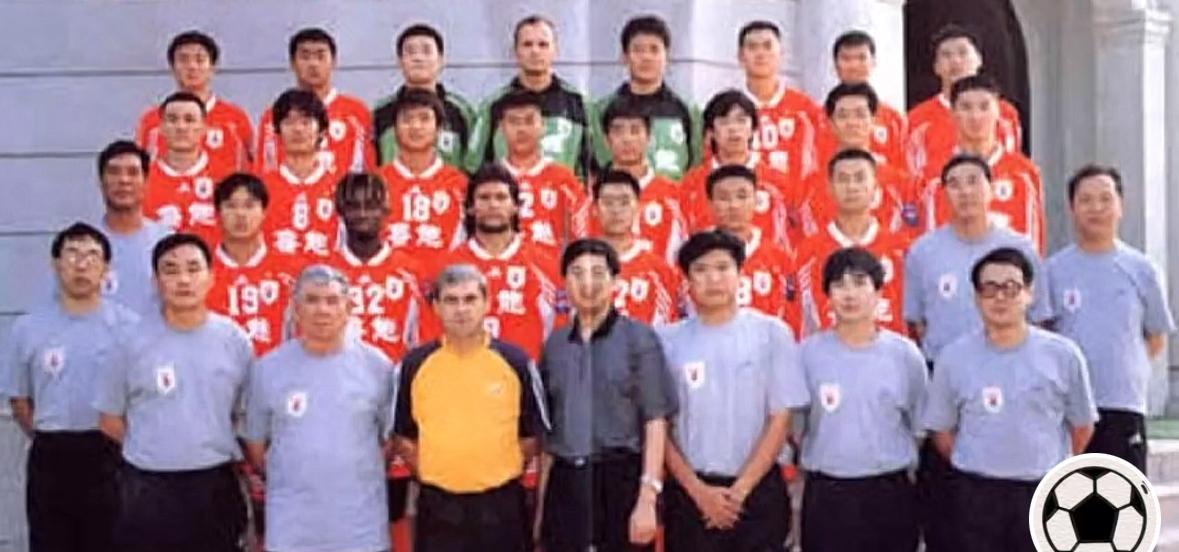 2000年山东鲁能泰山全队合影你能认出来几个？那一年的解说员还是女的经常听
