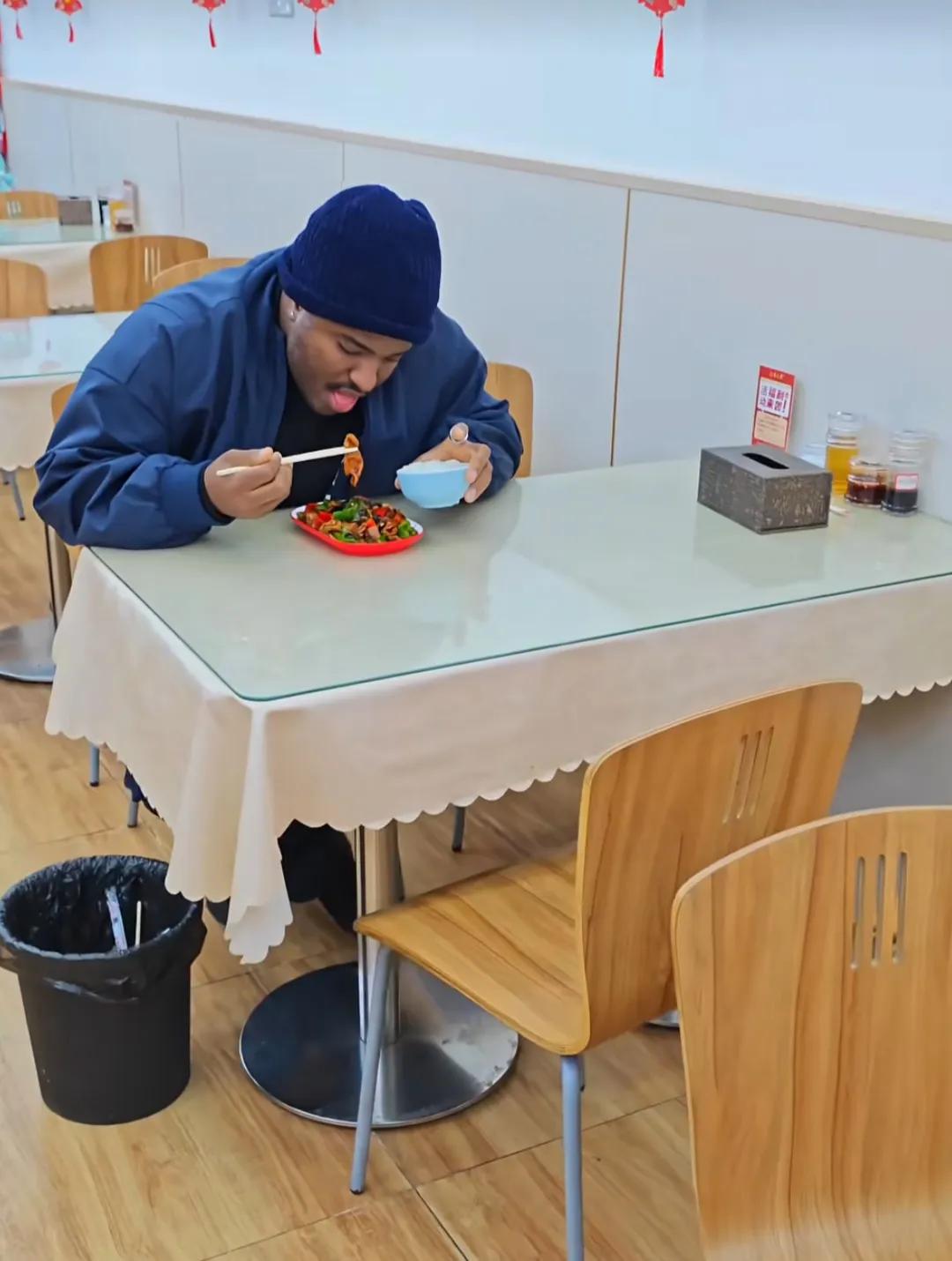 非洲兄弟点了炒大肠头，吃到嘴里，神色凝重的反问：洗干净了？店家：必须洗的很干