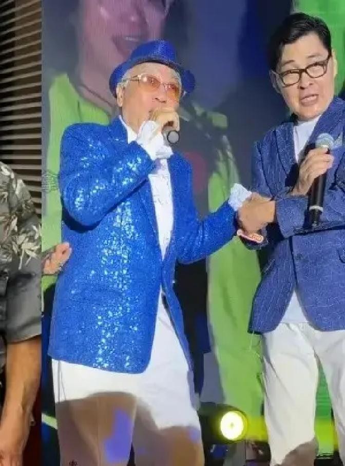 84岁的卢海鹏在中山台上唱到腿软往后倒，顾冠忠一把扶住他。儿子从加拿大飞回来，在后台全程挽着他的手臂
