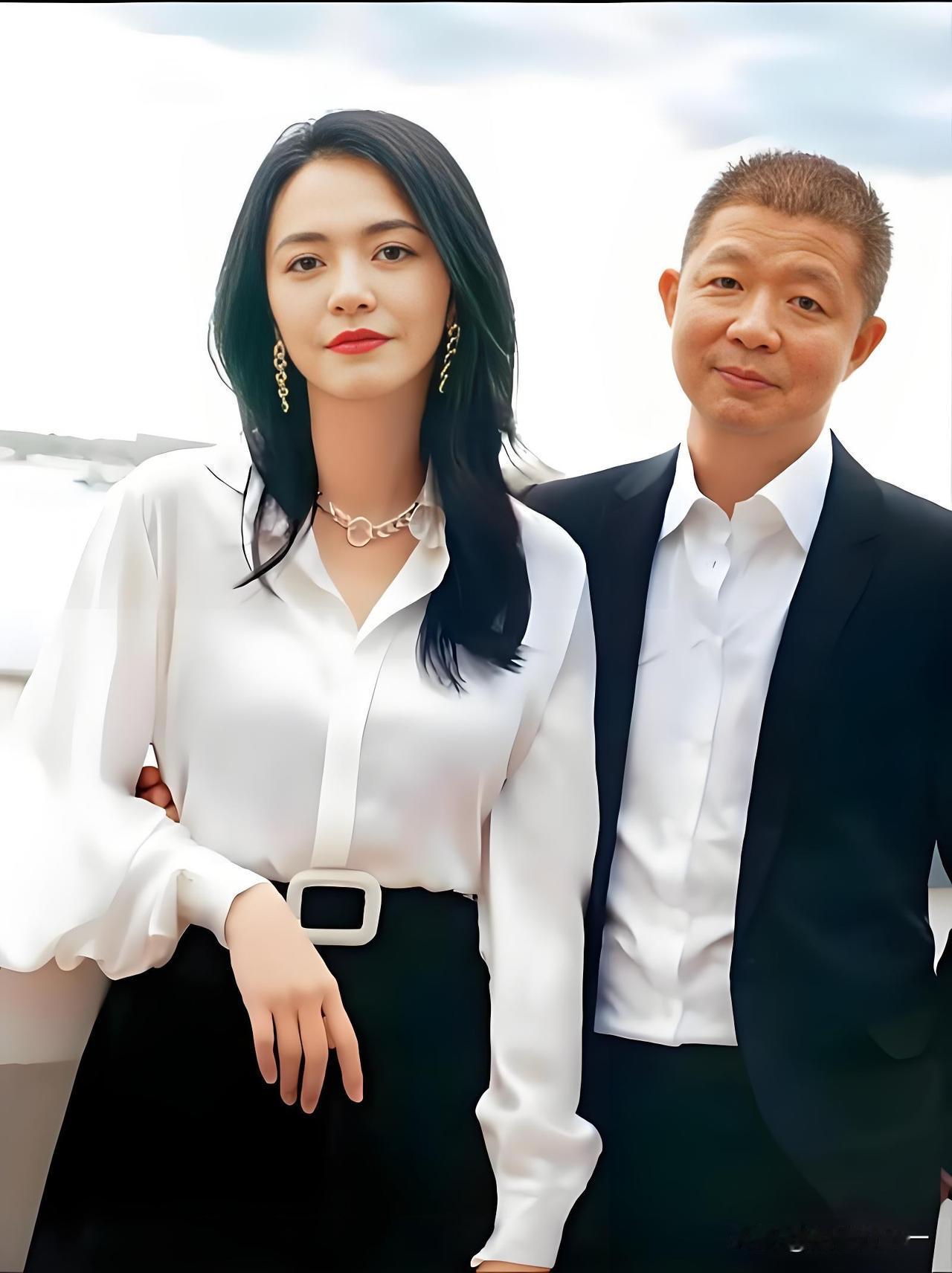 第一任：凌潇肃，结婚7年；第二任：曹郁，结婚13年；姚晨两段婚姻加起来二