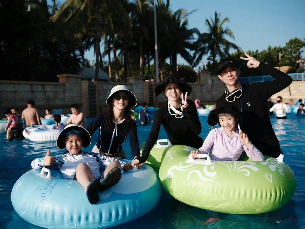 刷到小酒窝和朵朵一家在三亚度假的照片啦，阳光沙滩下的小女孩明媚又活泼，元气满满超