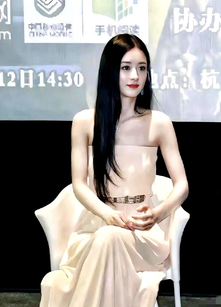 别再扒赵丽颖早期照片了！很多人骂她审美差，但你们真看过她刚出道的样子吗？那时