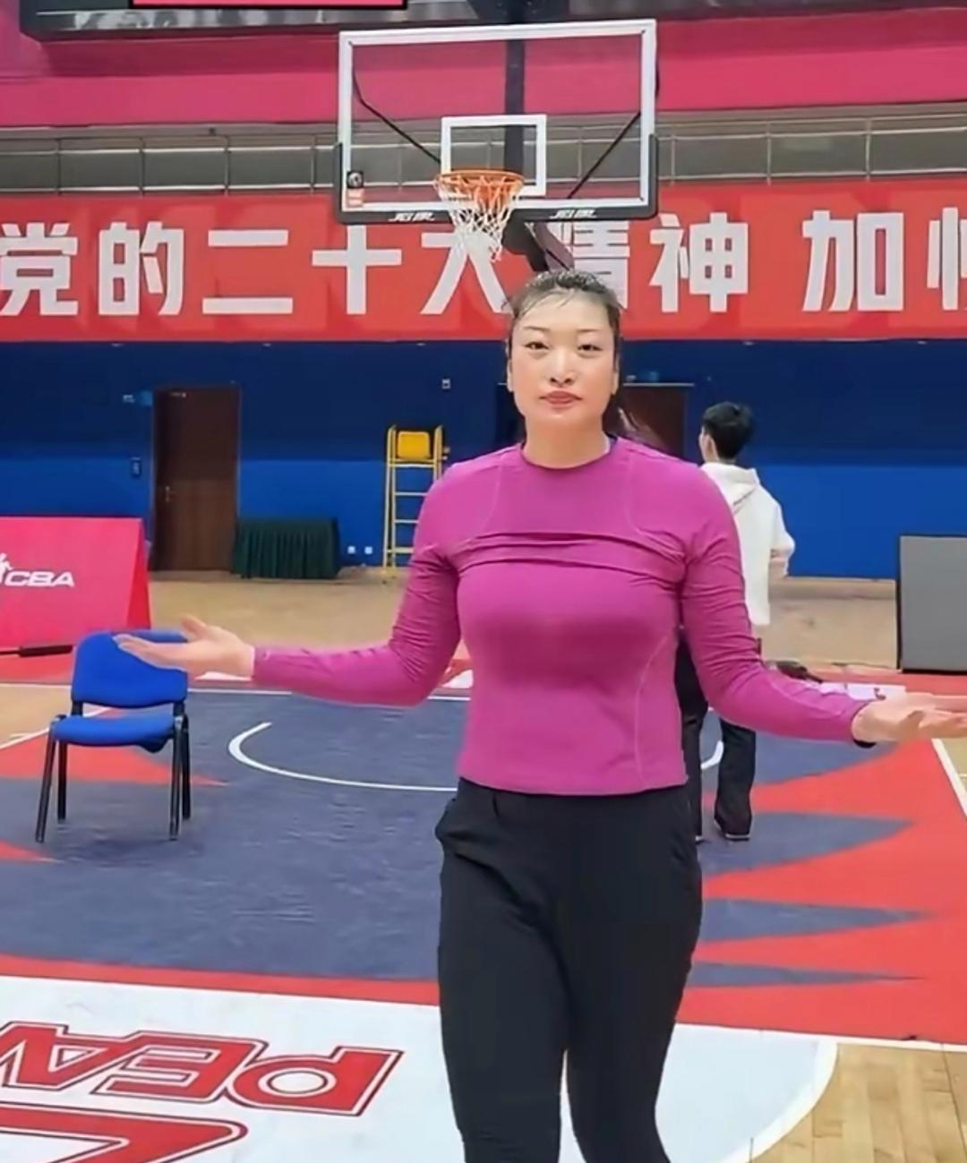 大V怒怼宫鲁鸣：快召回李梦、李月汝别公报私仇。李月汝不图金钱，在外磨炼，为的