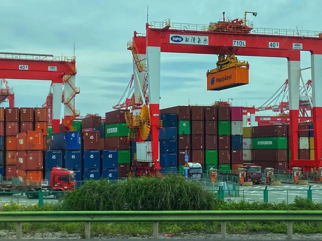 新加坡又急又燥，完全不复以往的潇洒，原来的新加坡就像个“包租公”，卡在马六甲海峡