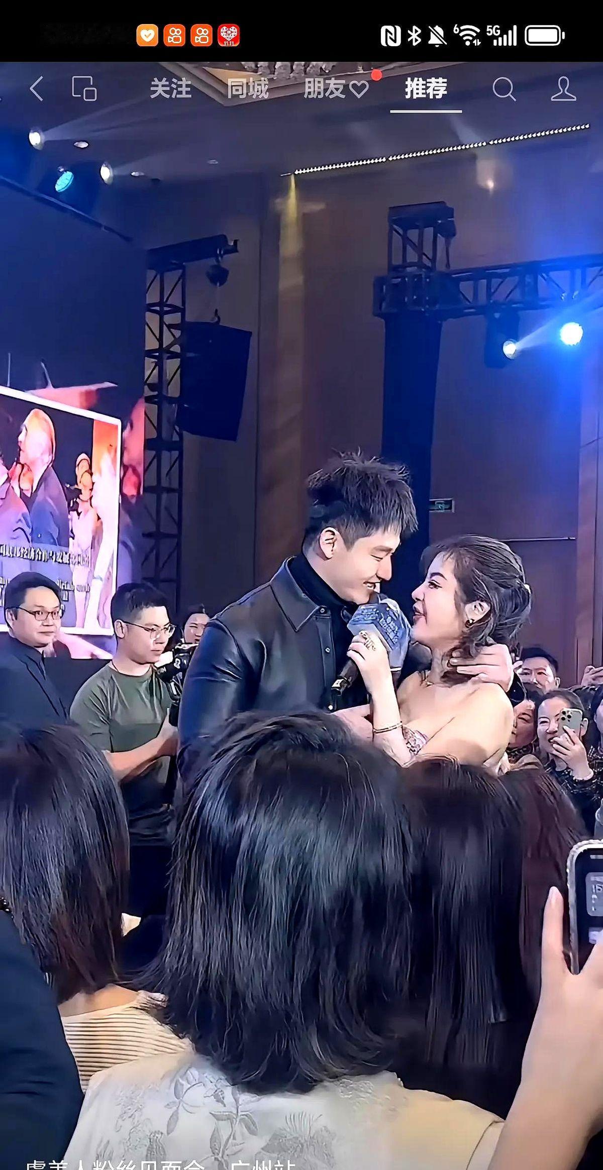 好佩服这个男的心理素质，在宾客满座的宴会上，去亲吻、拥抱一个比自己妈还老的女人。