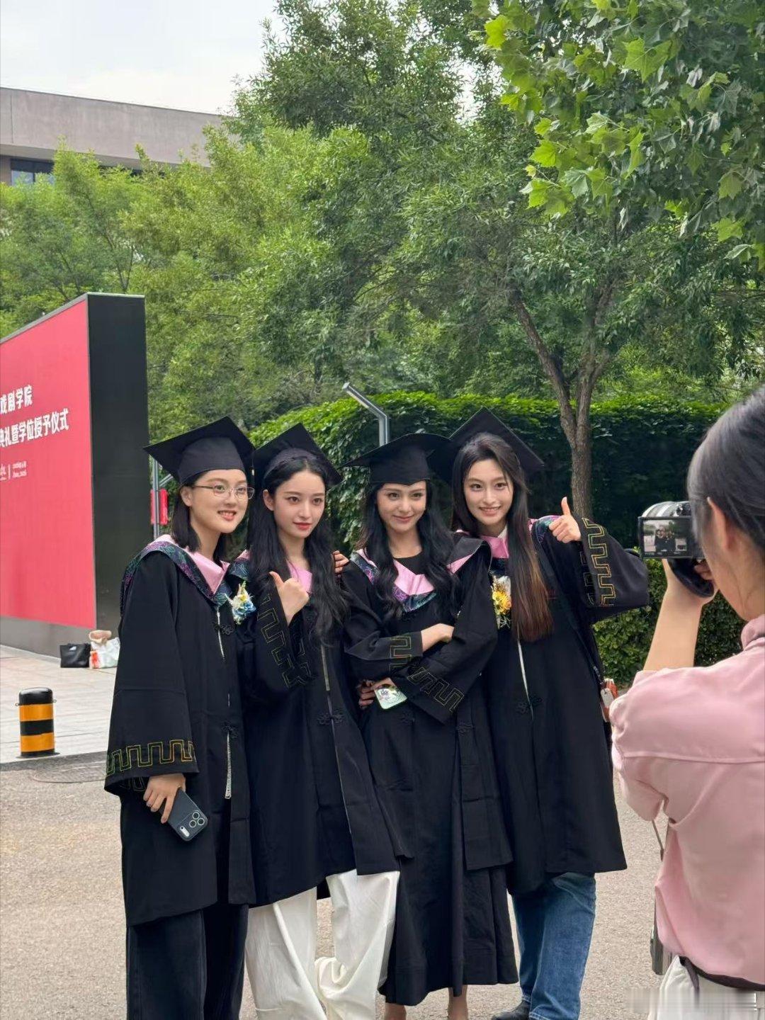 杨舒伊中戏毕业新冯女郎杨舒伊是中戏校花艺考高分考入中戏修成毕业，被冯小刚选中成为